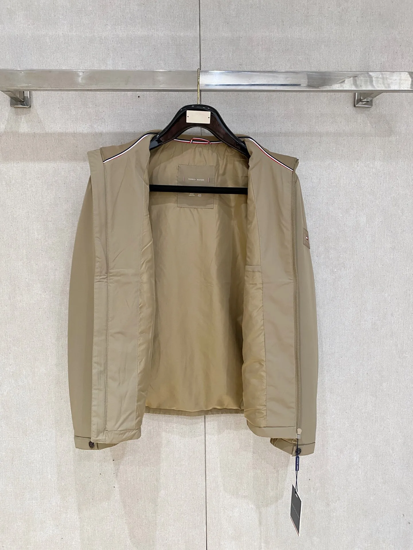 Tommy ， 。 ， ， ， ， 。 ：Black，Blue，Khaki Sizes：M-4XL